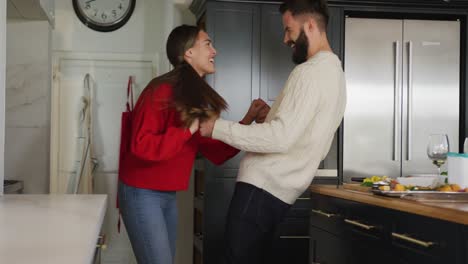 video de una feliz pareja caucásica pelando verduras en la cocina