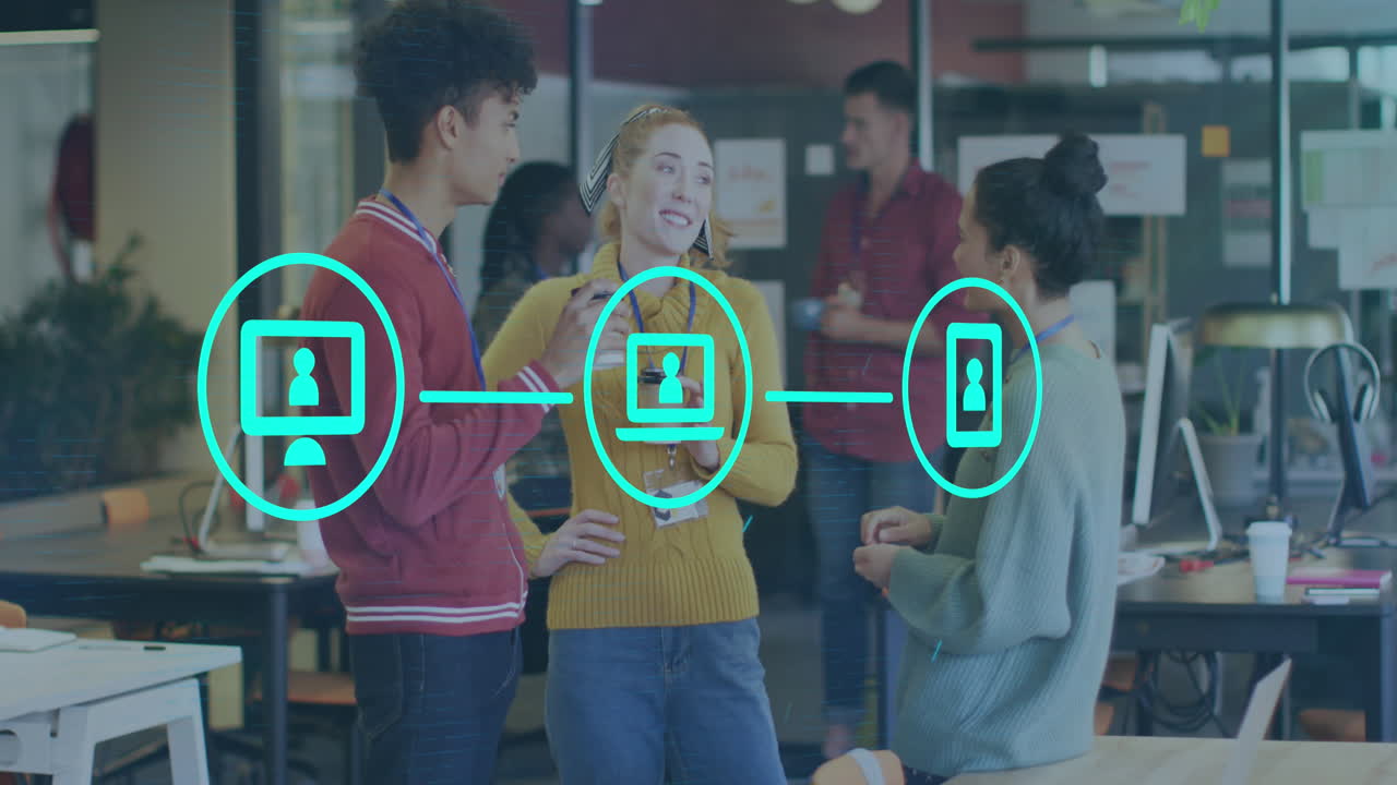 animación de una red de iconos digitales contra diversos colegas discutiendo juntos en la oficina