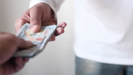 persona que da dinero a otra persona