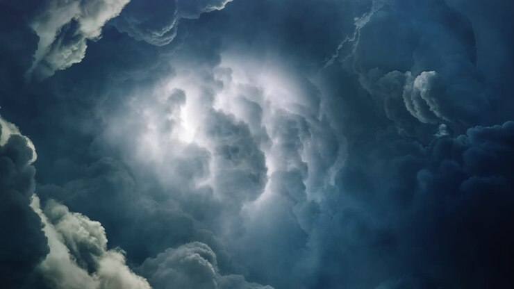 Nuvole temporalesche 4K con fulmini nel cielo notturno.