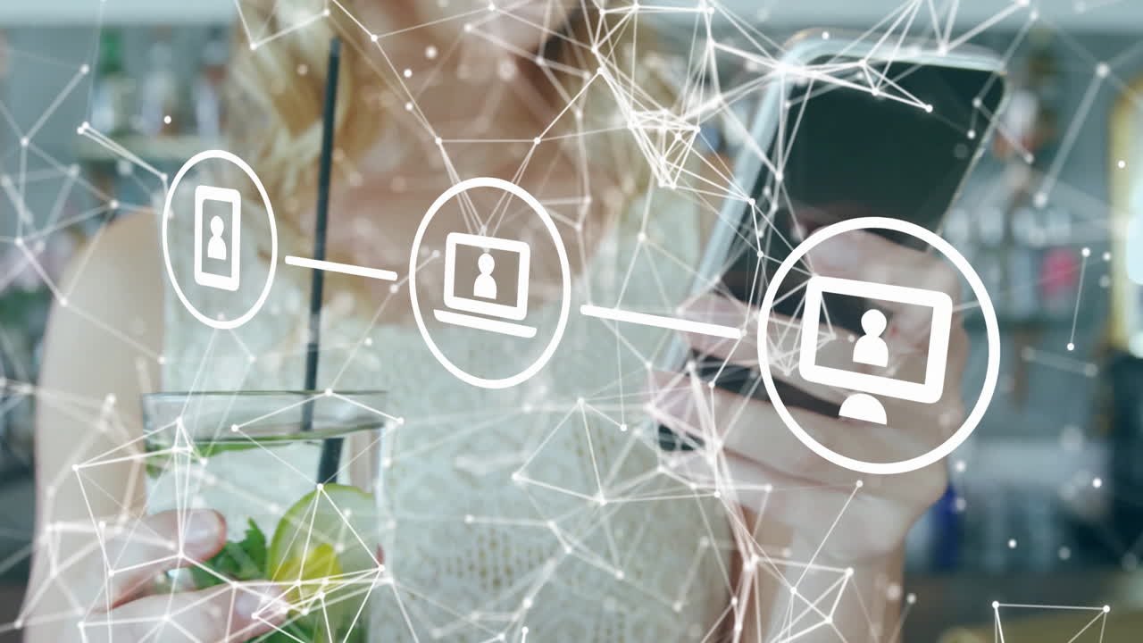 uso de teléfonos inteligentes y bebida, mujer con conexiones a la red y animación de procesamiento de datos