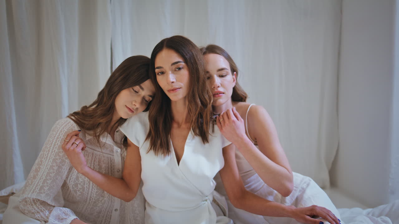 엄마가 성인 딸을 포옹하는 초상화. 편안한 모습으로 포즈를 취하는 조용한 아름다운 여인