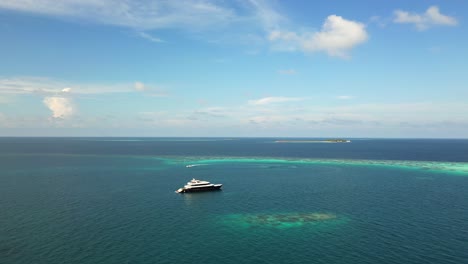 vista aérea de los barcos de buceo a bordo amarrados en el arrecife de la laguna de fasdhoo, lugar nocturno de manta, maldivas, océano índico