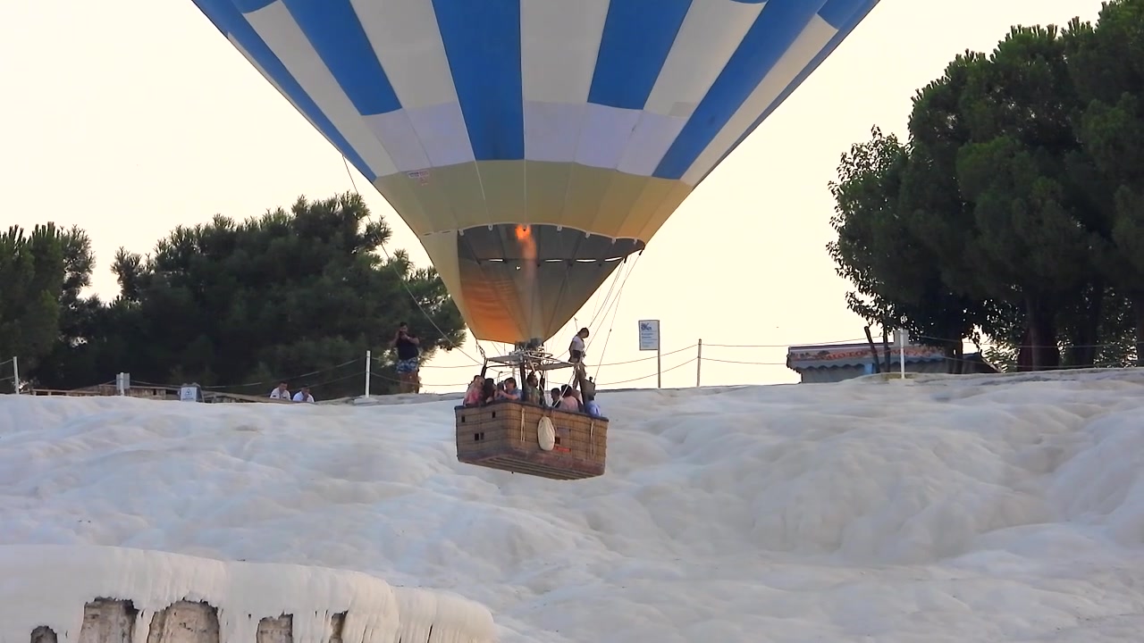 Balon Udara Panas Terbang di Atas Travertin Pamukkale