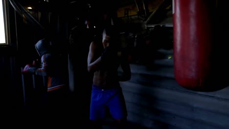 Männliche-Boxer-üben-Boxen-Im-Fitnessstudio-4k