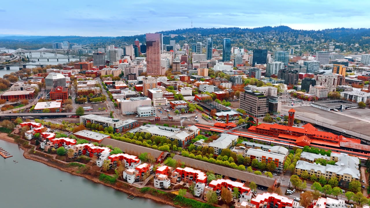 Tiếp cận bờ sông Willamette với khung cảnh đẹp của thành phố hiện đại. Toàn cảnh Portland, Oregon, Hoa Kỳ từ flycam