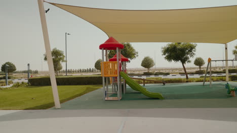 Entdecken-Sie-Das-Wohnviertel-Dubai-South-Mit-Einem-Lebhaften-Spielplatz-Mit-Rutschen-Und-Einem-Großen-Markt,-Ideal-Für-Kinder-Und-Familien