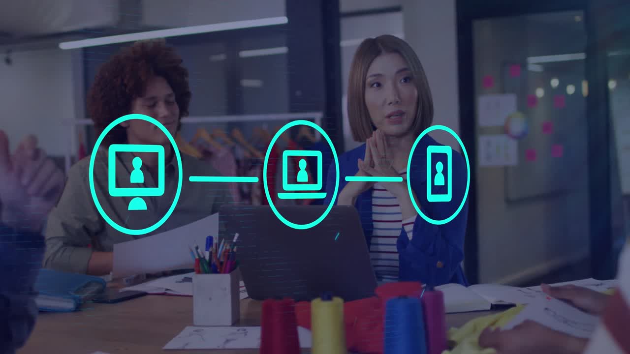 animación de una red de iconos digitales sobre una diseñadora de moda asiática discutiendo con sus colegas
