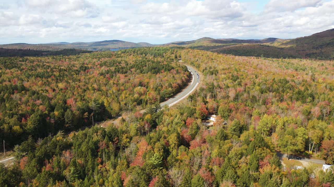 vista aérea cinematográfica del tráfico en la autopista americana en un colorido paisaje otoñal