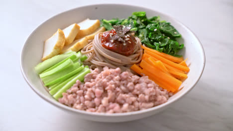한국 매운 냉면 - 비빔 막국수 또는 비빔 국수 - 한국 음식 스타일
