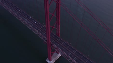 Ponte-25-De-Abril,-Es-Un-Puente-Colgante-Que-Cruza-El-Río-Tajo-En-Lisboa,-Antena