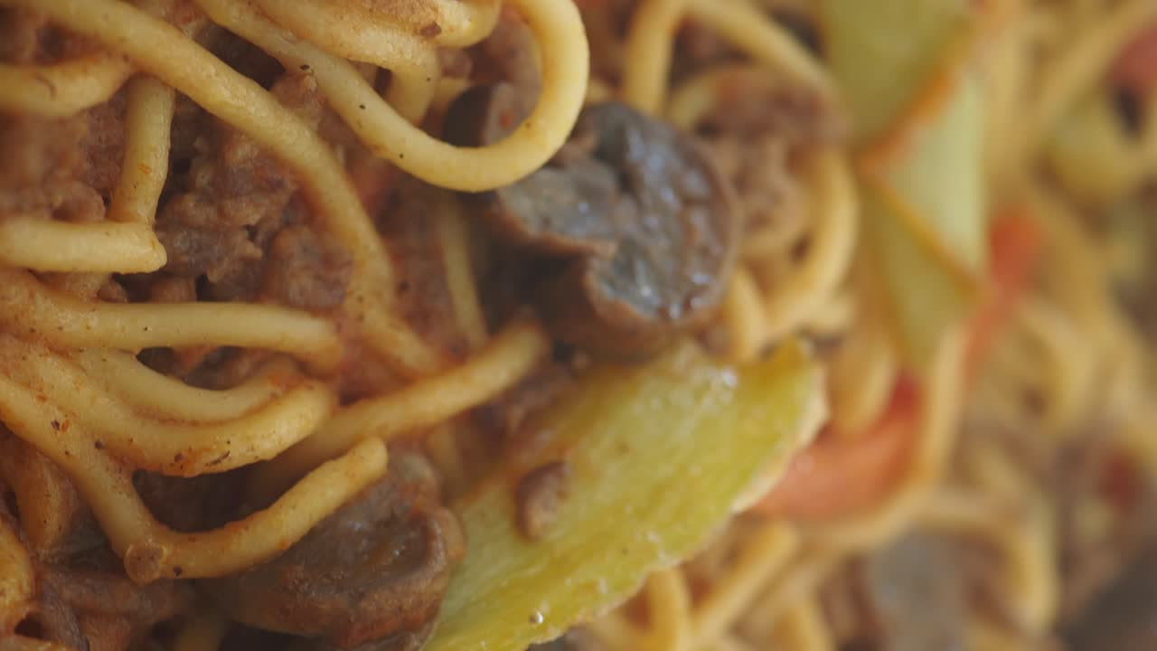 Spaghetti con carne e verdure.