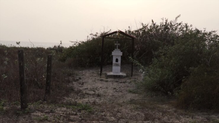 Scena inquietante di una croce cristiana circondata da un'atmosfera spettrale
