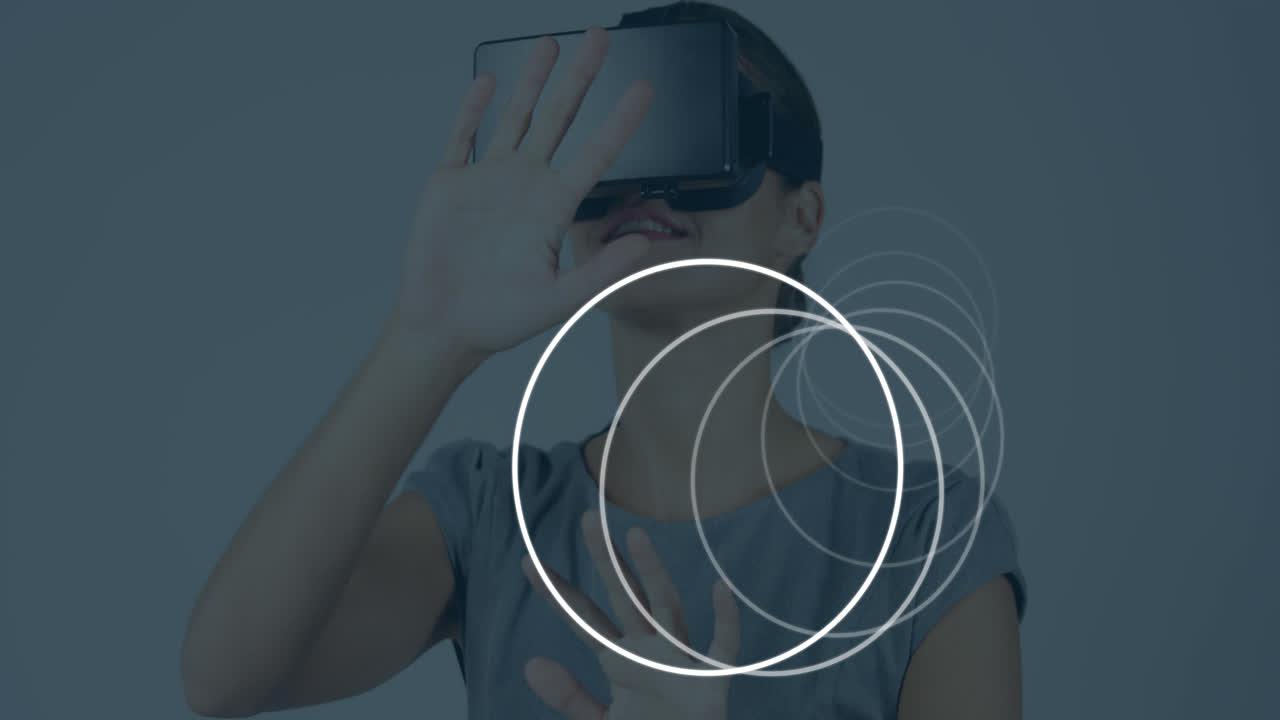 animación de visores escaneando sobre una mujer de negocios con auriculares vr
