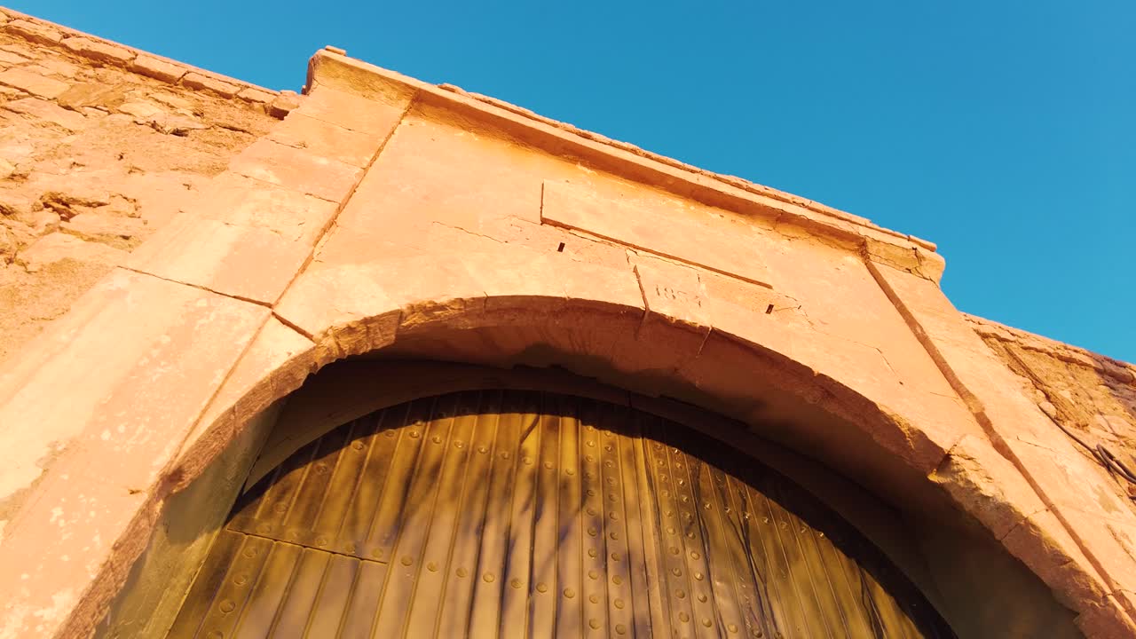 un antiguo castillo en el desierto de argelia en biskra al atardecer