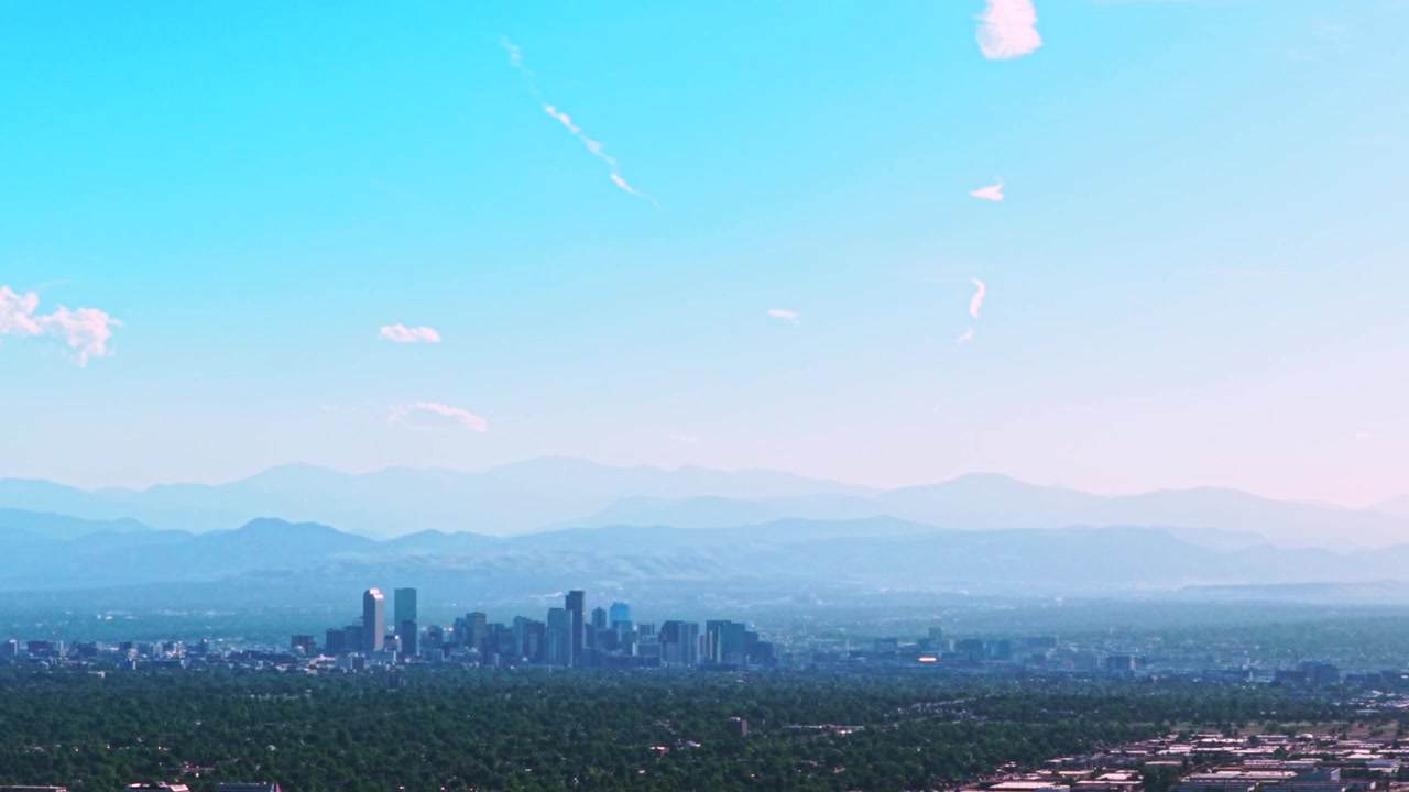 Front Range sentrumsbybilde byen Denver skyskrapere bygninger Luftfoto droneutsikt Colorado biler motorvei foten av fjellene Rocky Mountains lag sommer vår dis klar blå himmel morgen panorering venstre