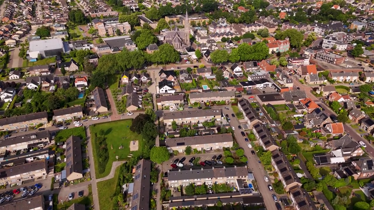 Vista aerea di un tranquillo quartiere residenziale in una città olandese