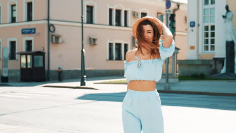 mujer en un elegante traje azul posando en una calle de la ciudad