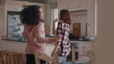 Feliz-Grupo-De-Chicas-Adolescentes-Bailando-En-La-Cocina-Divirtiéndose-Celebrando-Juntas-Disfrutando-De-Pasar-El-Rato-Juntas-El-Fin-De-Semana-De-Fiesta