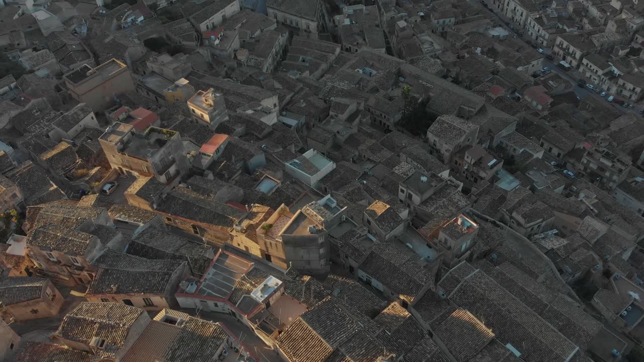 Vista aerea del bellissimo paesaggio urbano di Modica con il Duomo di San Giorgio all'alba in Sicilia, Italia
