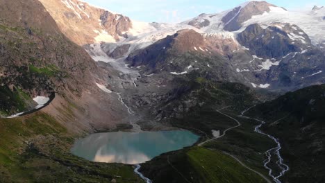 experimente la impresionante belleza de las montañas cubiertas de nieve desde arriba en estas impresionantes imágenes aéreas.