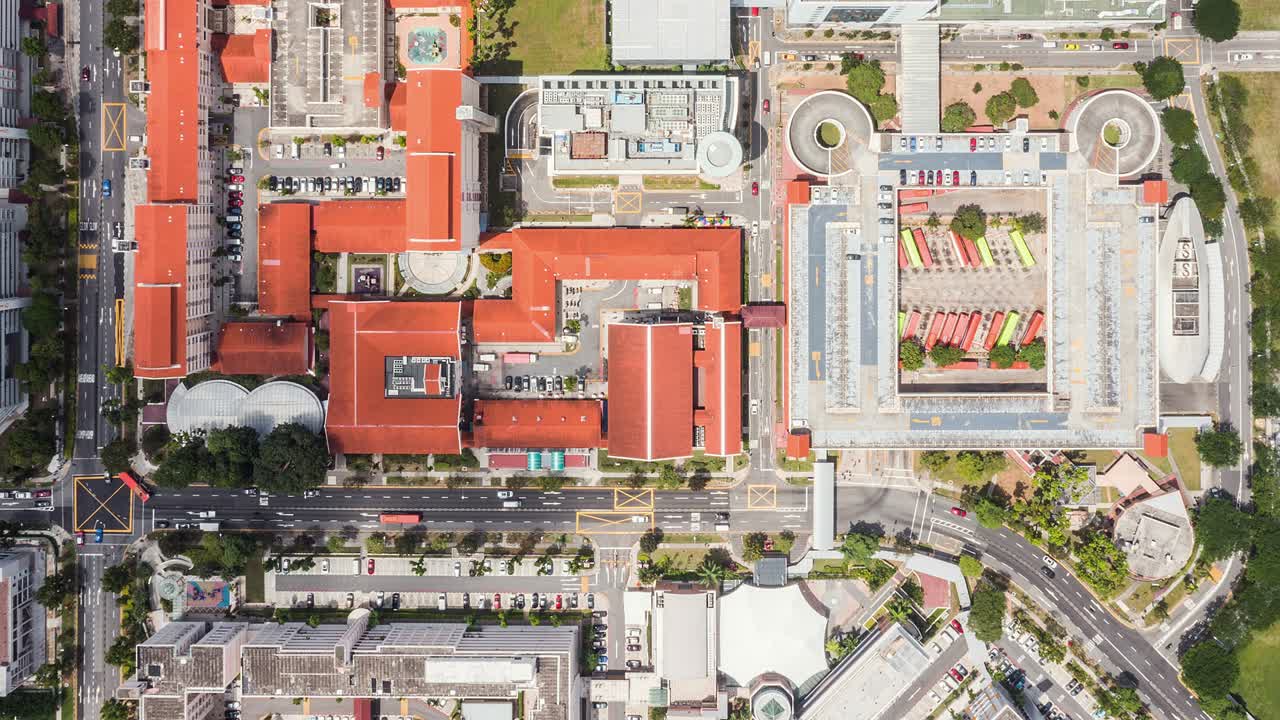 싱가포르 시내의 버스 터미널 역 위의 차량 교통 교통의 타임 라프스, 드론 공중  뷰, 통근 생활 방식, 아시아 도시 생활 또는 대중 교통 개념.