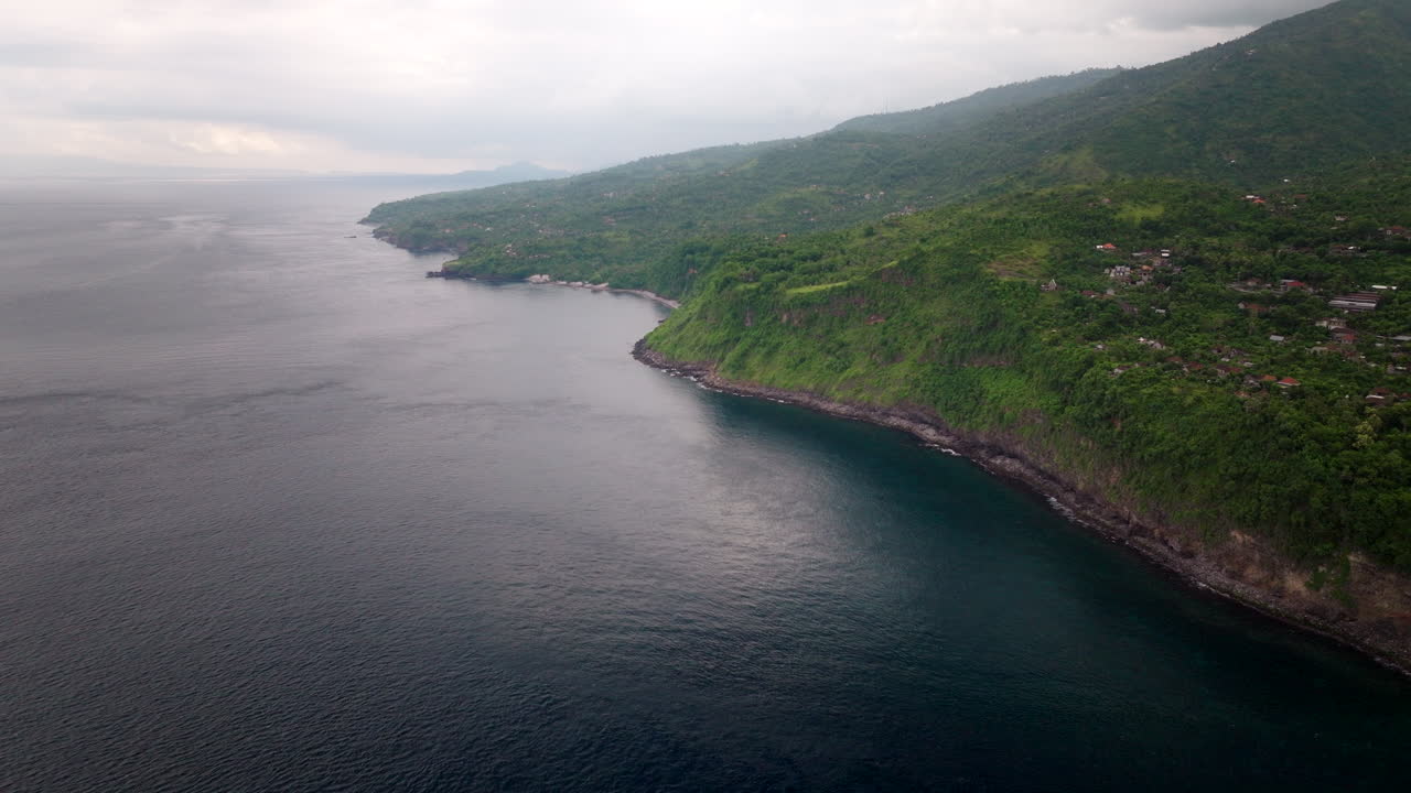 Costa e baia nebbiose all'alba ad Amed, Bali settentrionale, Indonesia