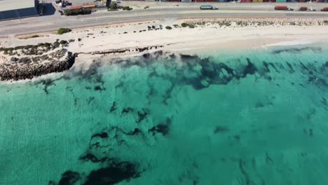 puerto de fremantle por la tarde con grúas