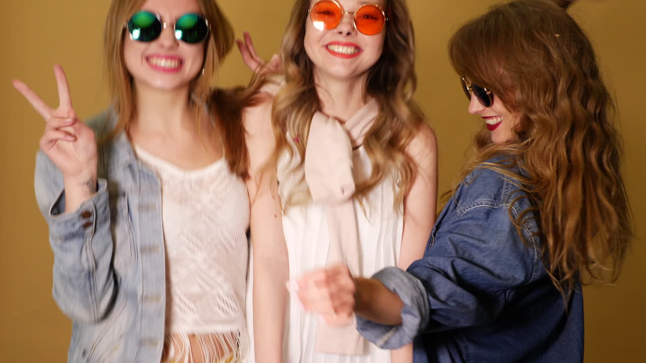 70년대 스타일의 세 명의 여성
