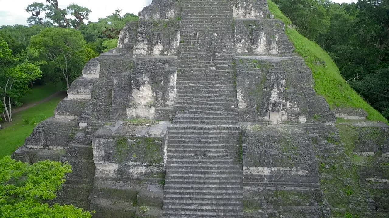 espectacular toma aerea sobre las piramides de tikal en guatemala 2