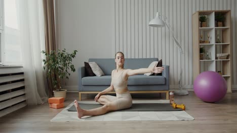 joven haciendo estiramientos de yoga en casa