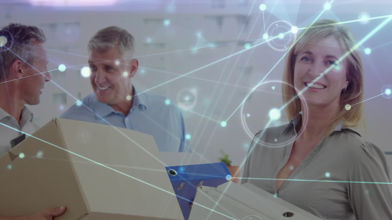 animación de la red de conexiones sobre hombre de negocios y mujer de negocios con cajas de cartón