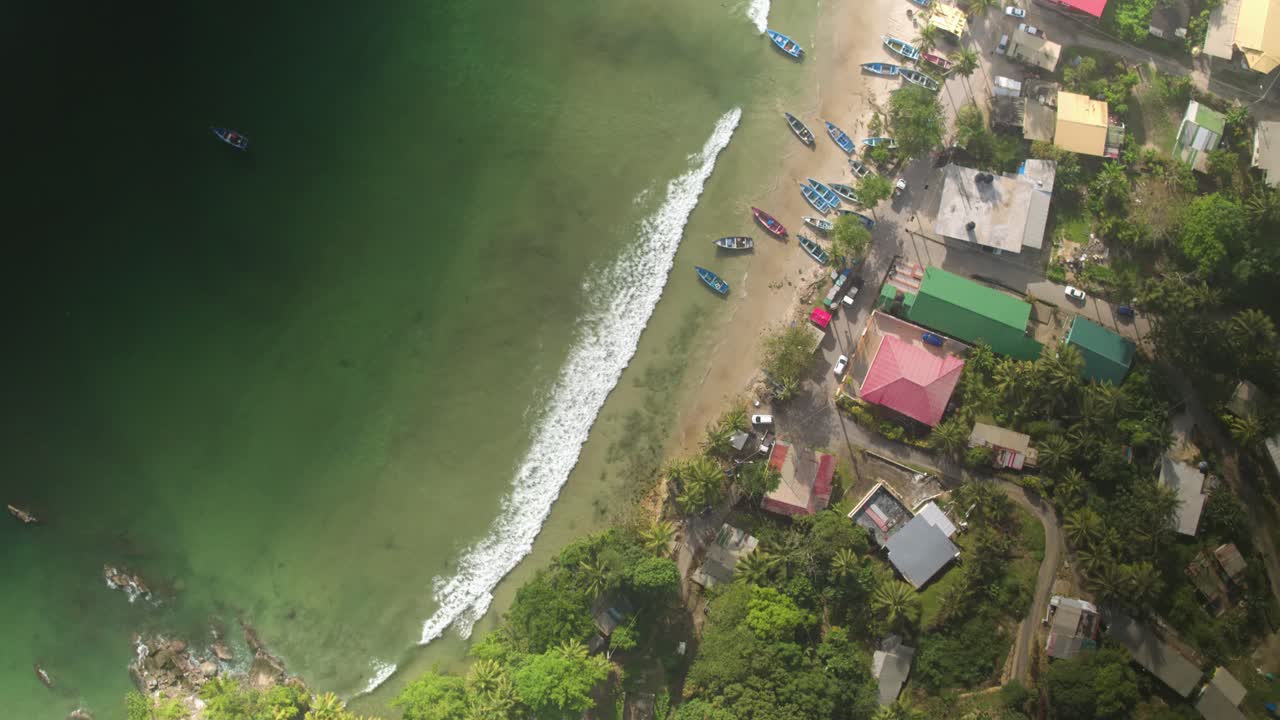 barcos de pesca desde arriba usando un dron
