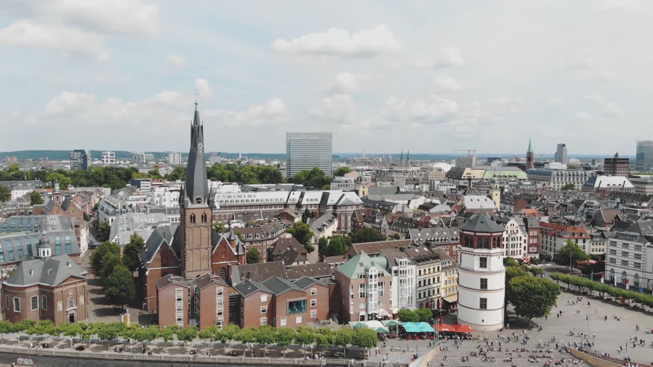 독일 뒤셀도르프 라인강 제방 산책로의 슐로스투름