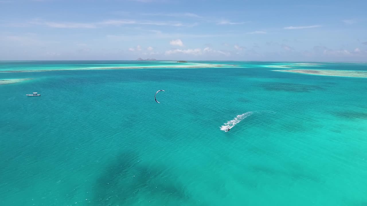 푸른 물 캐리비안 바다, 항공 바다 로스 로케스 베네수엘라에 비행 카이트 서퍼