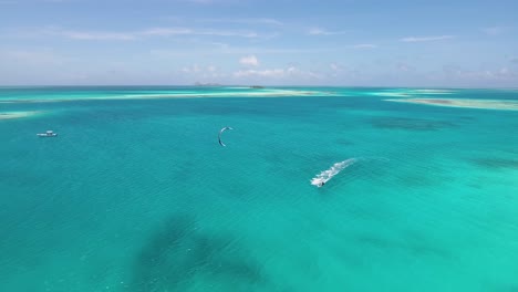 kitesurfer volando en aguas azules del mar caribe, paisaje marino aéreo los roques venezuela