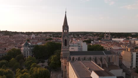 Langsame-Aufnahme-Der-Kirche-St.-Perpetua-Und-Felicity-In-Der-Innenstadt-Von-Nîmes