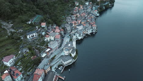 vista desde arriba de la ciudad costera del lago brienno en la provincia de como en italia