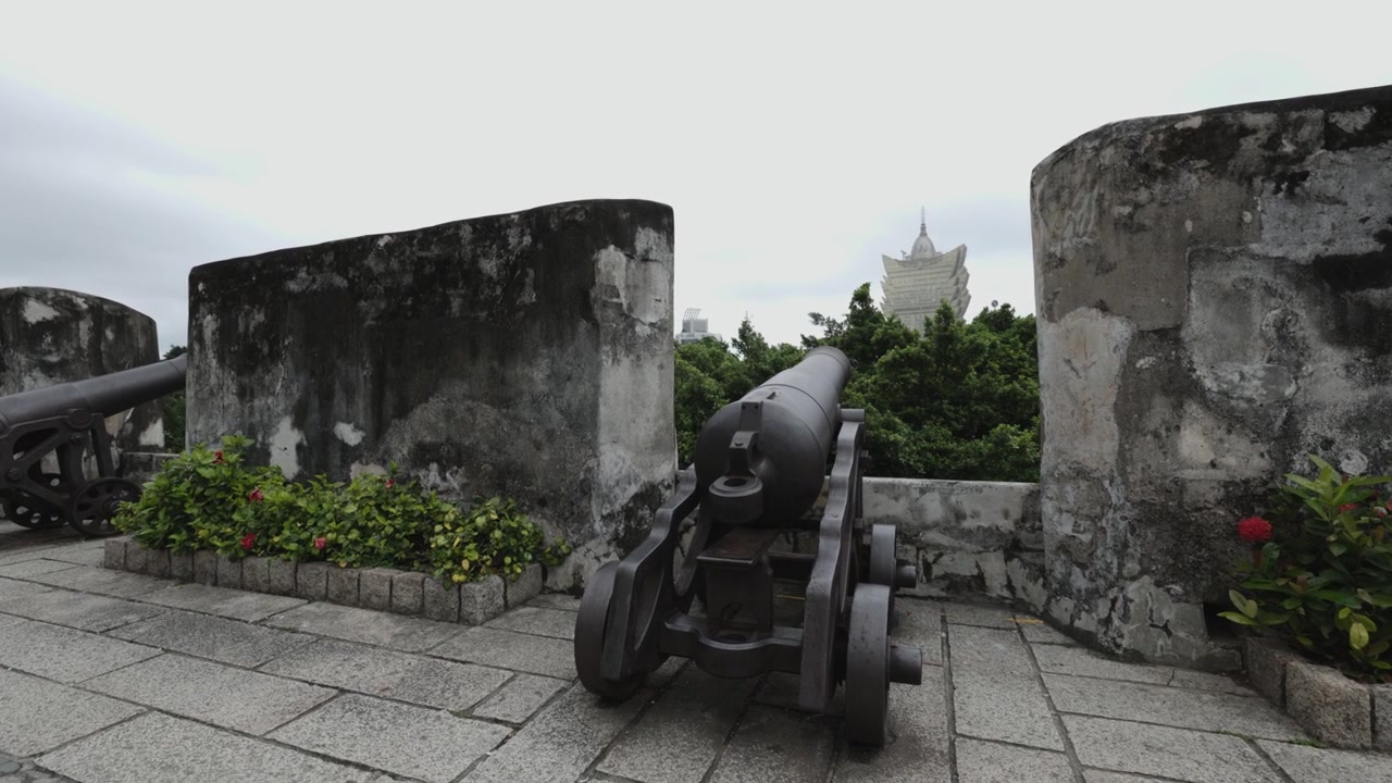 2 Meriam di Benteng Monte di Makau, Grand Lisboa di latar belakang