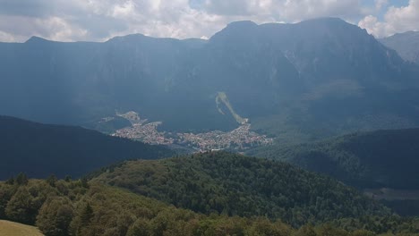 Vista-Aérea-De-La-Ciudad-De-Azuga-Brasov-Rumania-Desde-Una-Montaña-Cercana