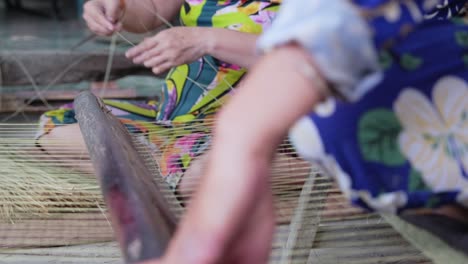 Dos-Mujeres-Trabajando-A-Mano-En-Esteras-De-Juncia-Tejiendo-Artesanía-Tradicional-Vietnamita