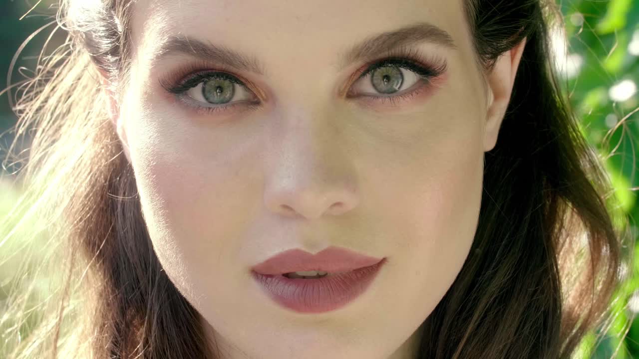 hermoso retrato de mujer al aire libre