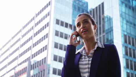 Mujer-De-Negocios-Hablando-Por-Teléfono-Móvil