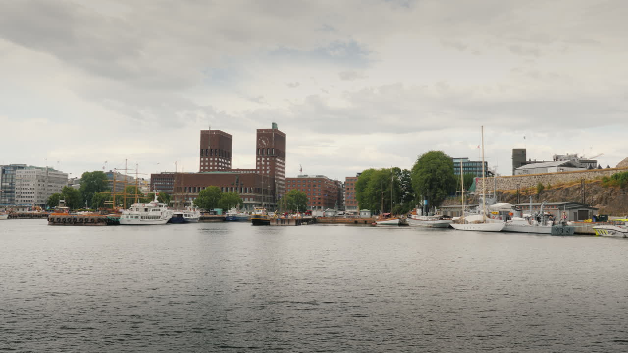 una vista de la ciudad de oslo con el reconocible edificio del ayuntamiento 4k video