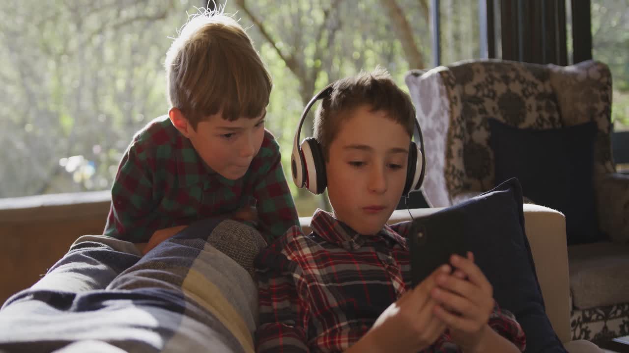 낮 에 집 에서 가족 과 함께 시간 을 보내는 것