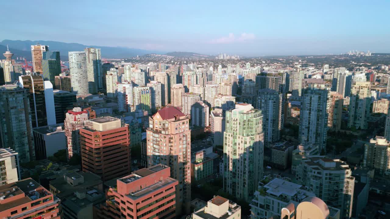 L'Ora d'Oro di Vancouver: Ammira l'architettura moderna e la bellezza naturale della città al tramonto.
