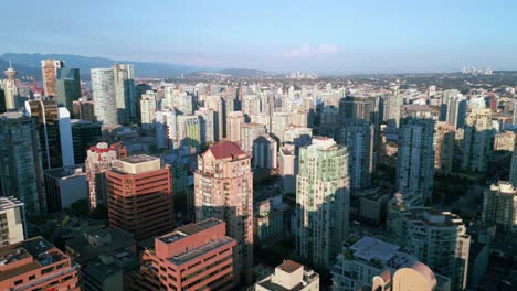 Vancouver's-Golden-Hour:-Admire-the-city's-modern-architecture-and-natural-beauty-as-the-sun-sets