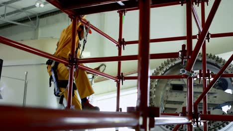 Trabajador-Masculino-Bajando-De-Un-Andamio-En-La-Estación-Solar-4k