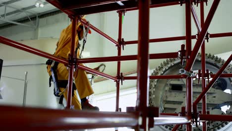 trabajador masculino bajando del andamiaje en la estación solar 4k