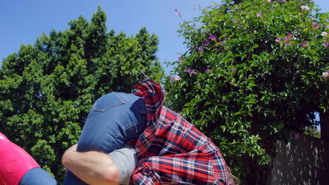 una pareja divirtiéndose en el jardín.